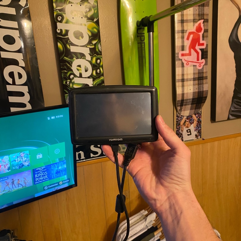 SET OF TWO tomtom’s gps wireless no single required